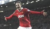 Berbatov leads Manchester United to easy victory