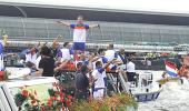 Dutch team get warm greeting by fans during canal parade