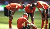 Injured Robben misses Dutch flight, awaits scan