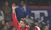 Bendtner's hat-trick sends Arsenal into quarters