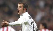 La Liga: Real win after Van der Vaart 'hand ball'