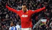 Five-star Berbatov puts Man Utd back on top