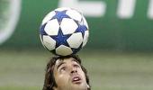 Schalke bank on Raul to shoot down United