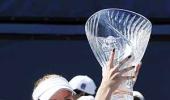 Radwanska upsets Zvonareva to win San Diego title