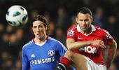 Ferguson urges 'amazing' Giggs to extend contract