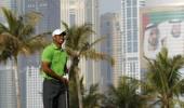 Woods fires 66, roars into contention