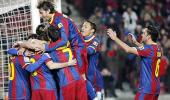 Barca march on at top, Valencia squeeze 4-3 win