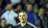 Benzema double helps Real keep Barca in sight