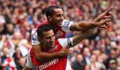 Van Persie double fires Arsenal to victory