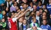 Photos: Van Persie-led Arsenal stun Chelsea, Man U down Everton