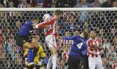 United keep top spot, Chelsea's Torres sent off