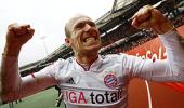 Robben helps Bayern turn heat up on Dortmund