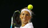 Azarenka advances in Stuttgart, Wozniacki out