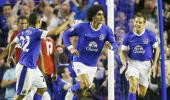 Fellaini and Everton stun Man United in league opener