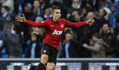 Van Persie breaches City fortress, Reds win at Upton Park