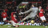 PHOTOS: Man United open up a seven-point lead, Chelsea win