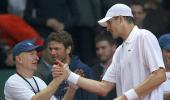 Davis Cup: Isner stuns Federer, holders Spain in control