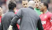 Suarez apologises for not shaking Evra's hand