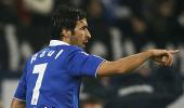 Raul strikes 400th goal in Schalke win