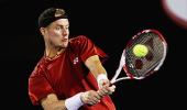 Hewitt in third round after Roddick retires