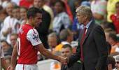 Van Persie says no fallout with Wenger