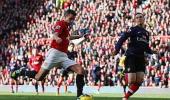 Man United go top as Van Persie haunts Arsenal