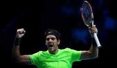 Del Potro beats Federer to reach semis in London