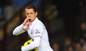 Hernandez inspires Manchester Utd comeback at Villa