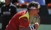 Ferrer holds off Isner to put Spain in final