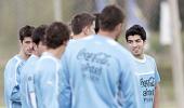 Uruguay back 'persecuted' Suarez