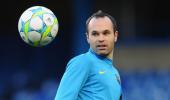 Barca's Andres Iniesta agrees three-year contract extension