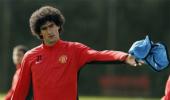 Manchester United's Fellaini sidelined for weeks after wrist surgery