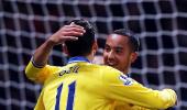 EPL PHOTOS: Walcott lifts Arsenal, City sink Liverpool