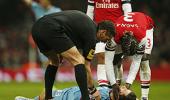 West Ham's Potts knocked unconscious during Arsenal match