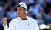 Hewitt rolls back years to beat Del Potro