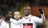 Balotelli helps 10-man Milan sink Genoa