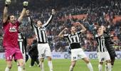 Juventus close in on title, Napoli win thriller