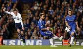 Sigurdsson strike helps Spurs hold Chelsea