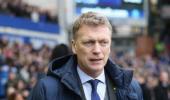 Moyes replaces Ferguson at Manchester United