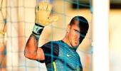 Barcelona keeper Valdes out till end of year