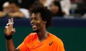 Federer dumped out of Shanghai Open by Monfils