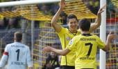 Bundesliga: Flying Dortmund, dull Bayern stay neck and neck