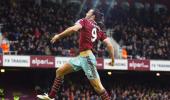 EPL PHOTOS: Carroll heads West Ham to third spot, Leicester lose