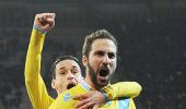 Higuain helps Napoli into Italian Cup semis