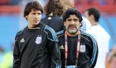 Maradona offers to coach Argentina for free