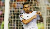 Barcelona sign Alcacer from Valencia