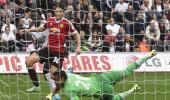 Swansea end United unbeaten start, Southampton win