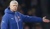 Fan arrested for going into Wenger's dugout, latter plays it down