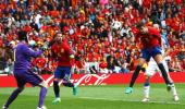 Euro: Spain edge Czechs after Pique's late header