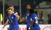 ISL: Forlan tricks as Mumbai thrash Kerala 5-0